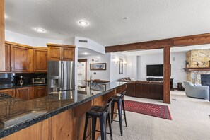 Appart'hôtel, 4 chambres | Cuisine privée | Réfrigérateur, cafetière/bouilloire, grille-pain