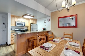 Condo, 2 Bedrooms | Dining