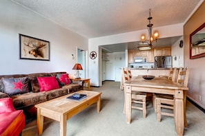 Condo, 2 chambres | Intérieur