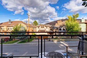 Condo, 2 Bedrooms | Property grounds