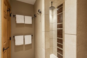 Condo, 3 Bedrooms | Bathroom | Towels, shampoo