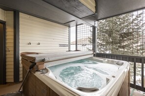 Townhome, 4 Bedrooms | Tab spa persendirian
