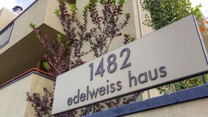 Un cartel con el número 1482 y el texto 'edelweiss haus'.