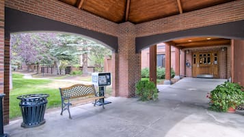 Condo, 2 Bedrooms | Property grounds