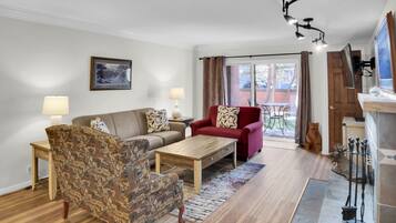 Condo, 2 Bedrooms | Living area