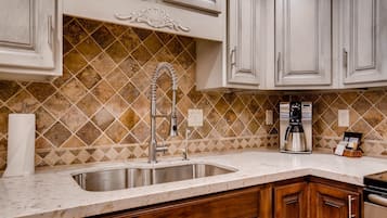 Refrigerador, cafetera/tetera, tostadora