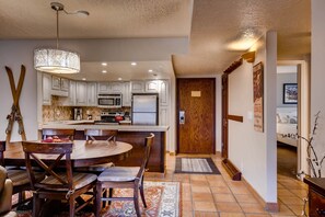Dining - Park Station 140 2 Bedroom Condo by RedAwning (Park City)