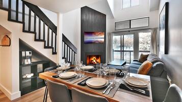 Condo, 2 Bedrooms | Dining