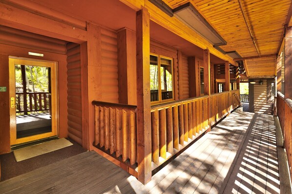 Condo, 2 Bedrooms | Property grounds