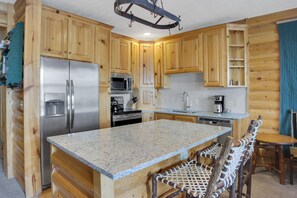 Appartement, 2 slaapkamers | Privékeuken | Een koelkast, een koffiezetapparaat/waterkoker, een broodrooster