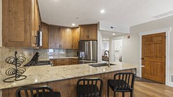 Private kitchen | Fridge, coffee/tea maker, toaster