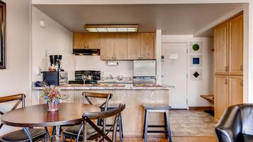 Private kitchen | Fridge, coffee/tea maker, toaster