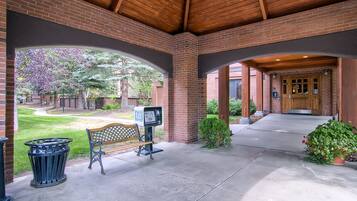 Condo, 2 Bedrooms | Property grounds