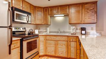 Refrigerador, cafetera/tetera, tostadora