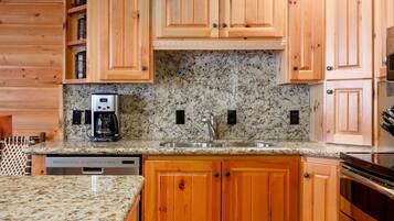 Private kitchen | Fridge, coffee/tea maker, toaster