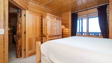 2 bedrooms, individually decorated, individually furnished