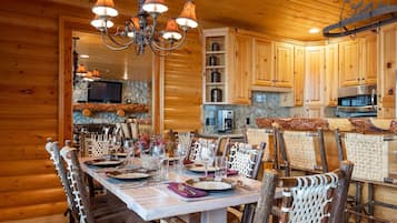 Private kitchen | Fridge, coffee/tea maker, toaster