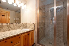 콘  도, 침실 2개 | 욕실 | 타월, 샴푸