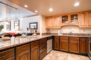 Condo, 2 phòng ngủ | Bếp riêng | Tủ lạnh, dụng cụ pha cà phê/trà, lò nướng bánh mì 