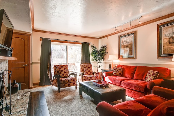 Condo, 2 Bedrooms | Living room