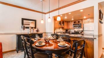 Bloc d'apartaments, 2 dormitoris | Servei de restauració