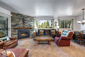 Condo, 2 habitaciones | Área de sala de estar