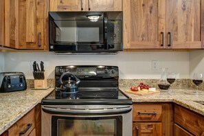 Condo, 2 Bedrooms | Private kitchen