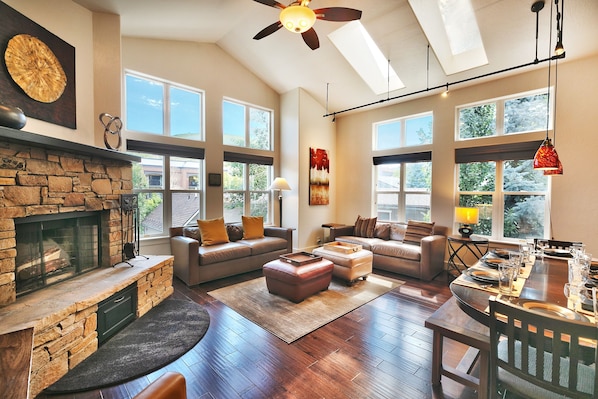House, 3 Bedrooms | Living room | Smart TV