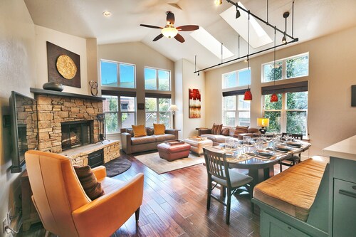 Woodside Haus 3 Bedroom Home by RedAwning