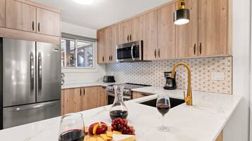 Condo, 2 quartos | Cozinha privada | Geladeira, cafeteira/chaleira, torradeira