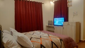 2 bedrooms, WiFi, bed sheets - Large Cottage with Valley View - 5 minutes walk from Lake! (Bhimtal)