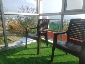 Property grounds - Large Cottage with Valley View - 5 minutes walk from Lake! (Bhimtal)