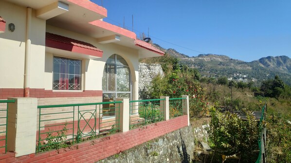 Property grounds - Large Cottage with Valley View - 5 minutes walk from Lake! (Bhimtal)