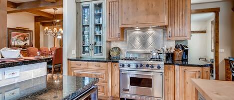 House, 6 Bedrooms | Private kitchen