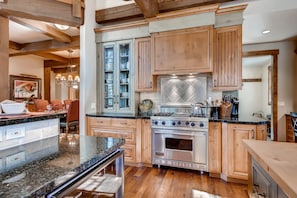 House, 6 Bedrooms | Private kitchen | Fridge, coffee/tea maker, toaster
