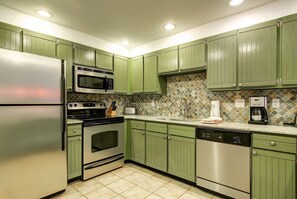 Condo, 2 habitaciones | Cocina privada | Refrigerador, cafetera y tetera y tostadora 