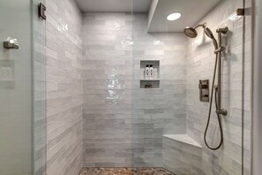 Condo, 2 habitaciones | Baño | Toallas y shampoo 