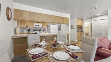 Condo, 2 Bedrooms | Dining