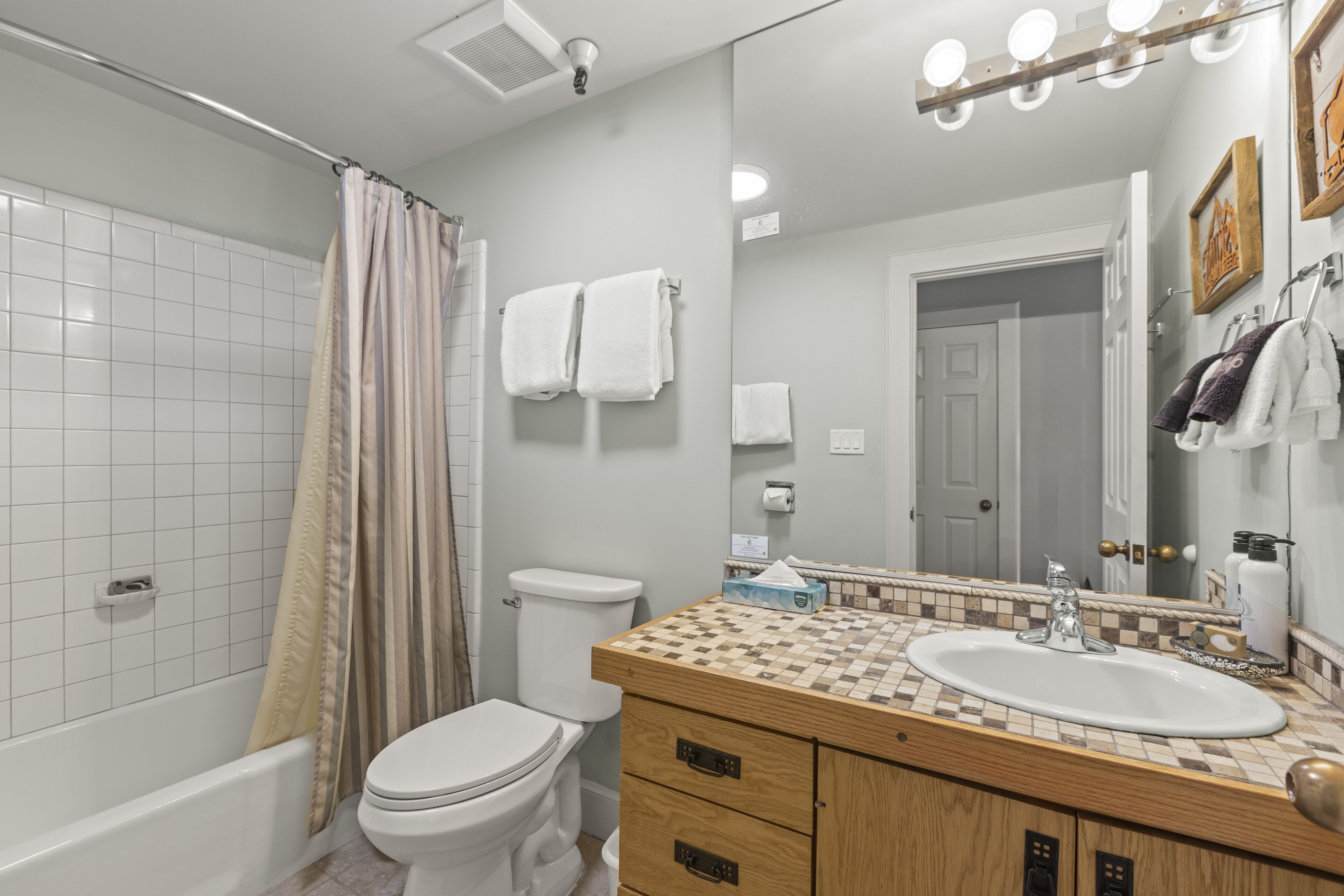 Condo, 2 habitaciones | Baño | Toallas y shampoo 