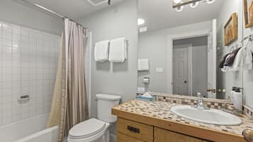 Condo, 2 habitaciones | Baño | Toallas y shampoo