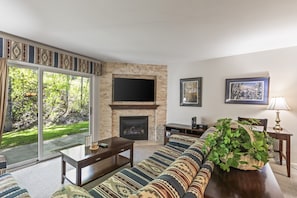 Condo, 2 quartos | Área de estar