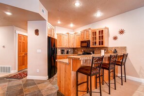 Huoneisto, 3 makuuhuonetta | Yksityinen keittiö | Jääkaappi, kahvin-/teenkeitin, leivänpaahdin