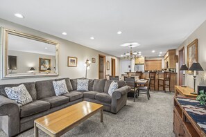 Condo, 3 phòng ngủ | Khu phòng khách