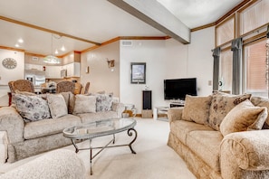 Condo, 3 Bedrooms | Living area