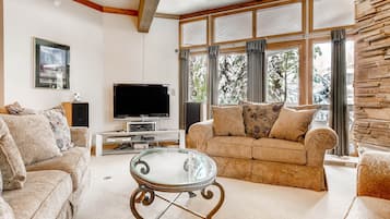 Condo, 3 Bedrooms | Interior