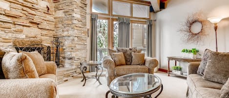 Condo, 3 habitaciones | Área de sala de estar