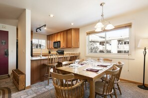 In-room dining - Snow Flower 131 2 Bedroom Condo by RedAwning (Park City)