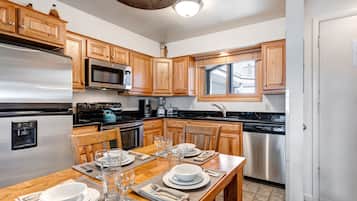 Condo, 2 quartos | Cozinha privada | Geladeira, cafeteira/chaleira, torradeira