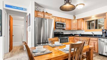 Condo, 2 phòng ngủ | Bếp riêng | Tủ lạnh, dụng cụ pha cà phê/trà, lò nướng bánh mì