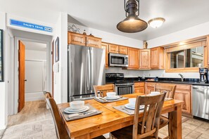 コンドミニアム 2 ベッドルーム | 専用キッチン | 冷蔵庫、コーヒー / ティーメーカー、トースター